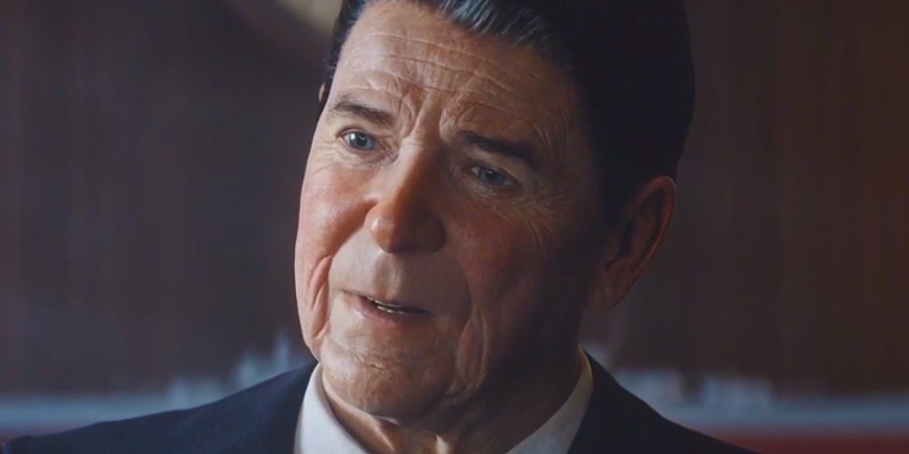 Ronald Reagan berättar hur det ligger till i introt till ...